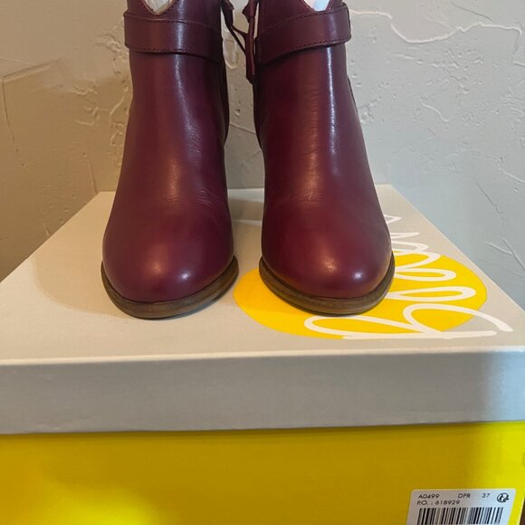Share NWT Boden Women's Maroon Booties Boots - Size EU 37 / US 6.5 - Picture 5 of 7